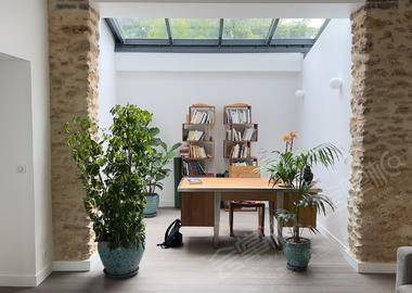 Ancienne usine transformée en loft et atelier d’artiste minimaliste